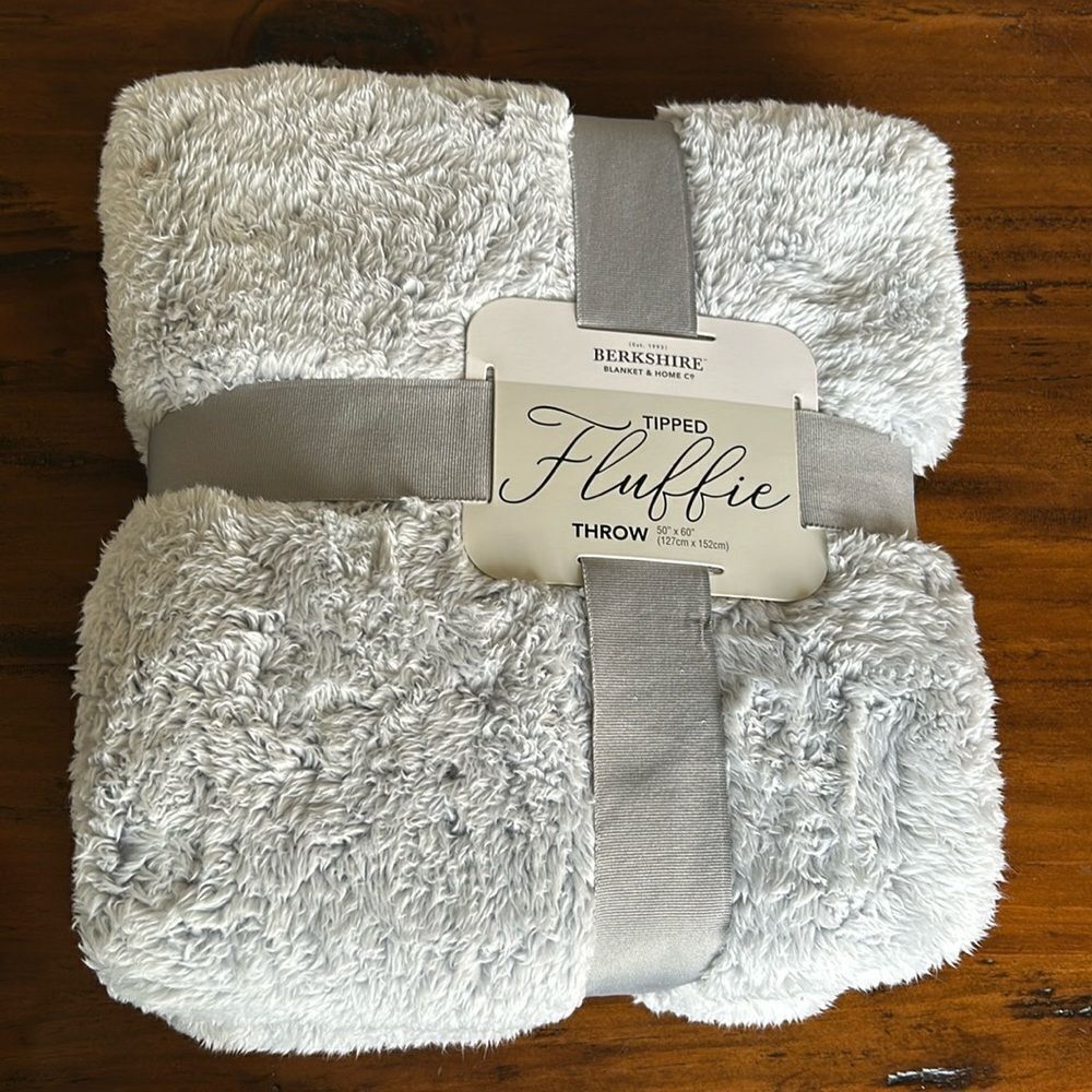 Berkshire Light Grey Throw 50x60 NEW Polyester Tipoed Flubbie